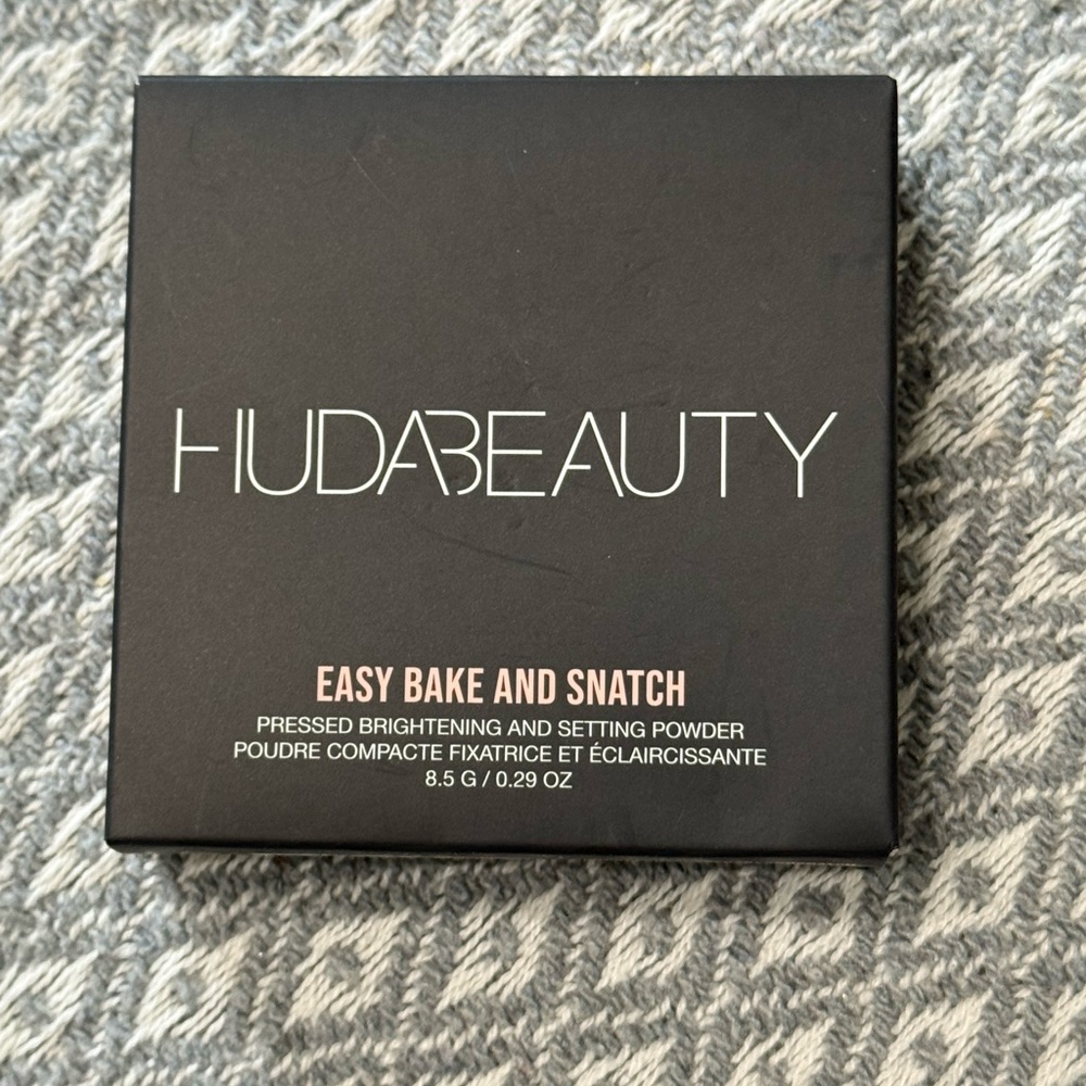 HUDA BEAUTY Easy Bake and Snatch Setting Powder - Black Compact